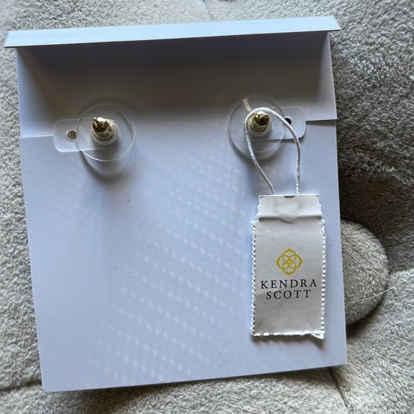 New Elles - Picture 2 of 3